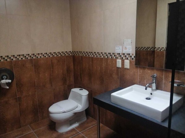 Handtücher, Seife, Shampoo, Toilettenpapier