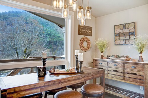 Drift Away - A beautiful River front home in Southern Oregon