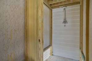 Combined shower/tub