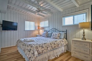 6 bedrooms, internet - Dog Friendly Oceanfront Beach Cottage Private Pool (Ocean Isle Beach)
