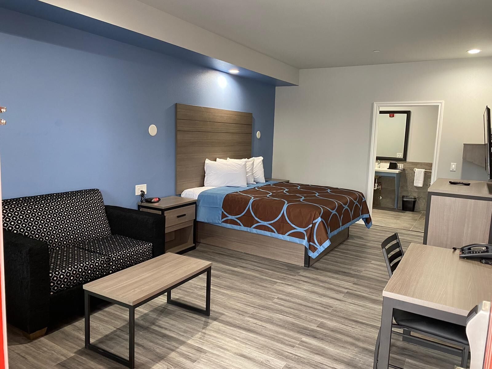 Quarto solteiro standard, 1 cama King | Roupas de cama premium, individualmente mobiliados, escrivaninha