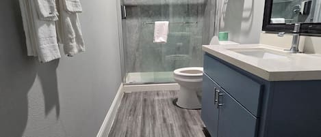 Suite estudio Premium | Baño | Ducha, secador de pelo y toallas
