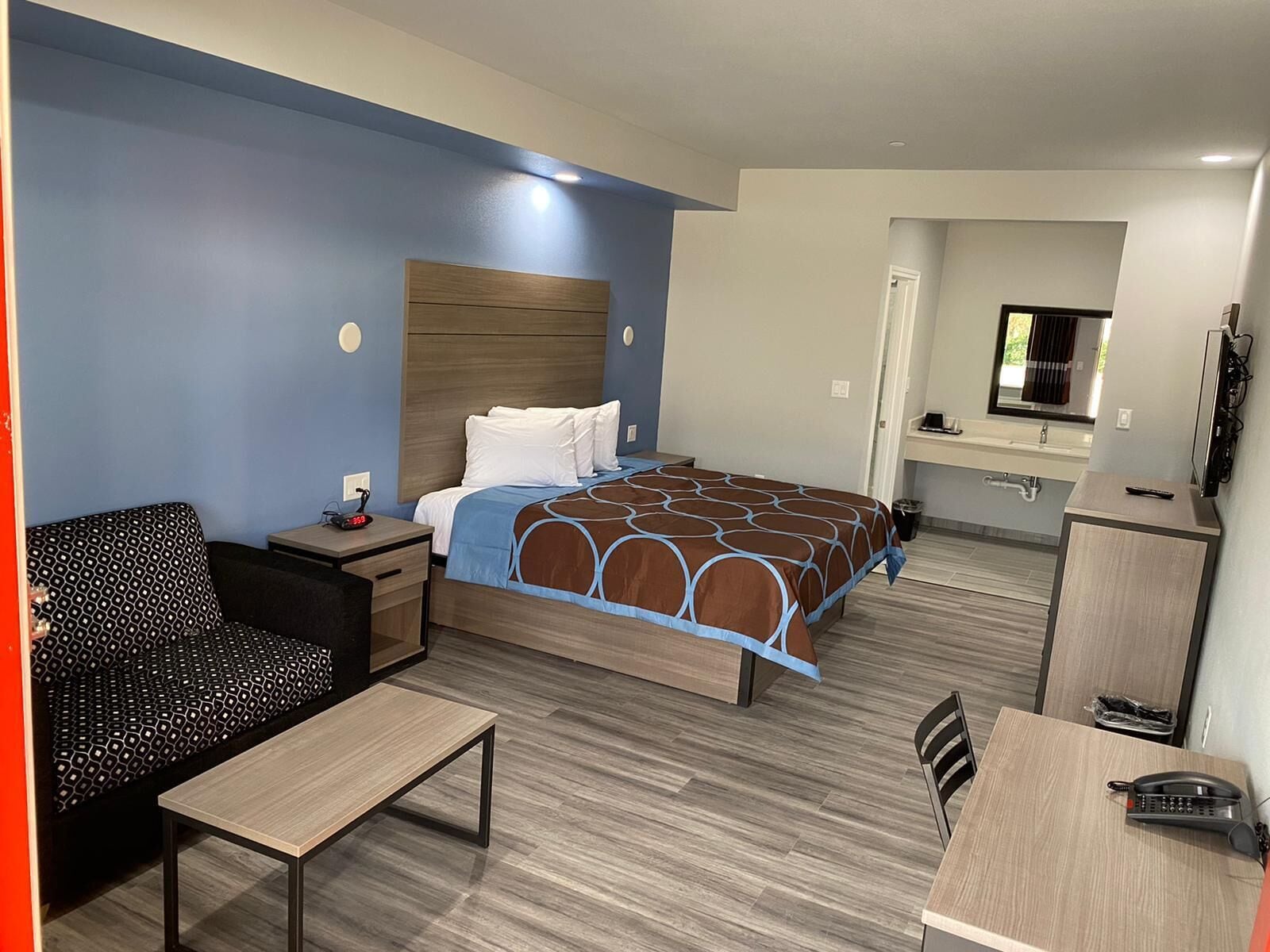 Standard Single Room, 1 King Bed | Premium bedding, individually furnished, desk, blackout drapes