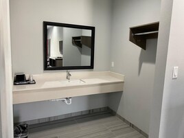 Chuveiro, secador de cabelo, toalhas de banho