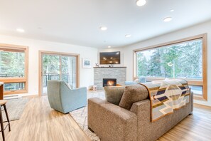 电视、壁炉、书