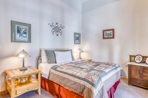 4 bedrooms, free Internet, bed sheets - Three-story lakefront home w/lake views, wood fireplace, high-speed WiFi, W/D (Soda Springs)