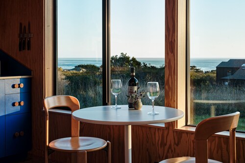 Perfectly located ocean-view guest house w/free WiFi - near beaches, restaurants