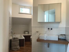 Duschwanne, Haartrockner, Bidet, Handtücher