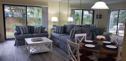 SABTR- 710- 6 MIN. WALK TO THE BEACH! POOL, CLEAN,2BR,2BA VILLA, 5-STAR REVIEWS!