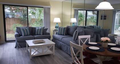 SABTR- 710- 6 MIN. WALK TO THE BEACH! POOL, CLEAN,2BR,2BA VILLA, 5-STAR REVIEWS!