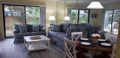 SABTR- 710- 6 MIN. WALK TO THE BEACH! POOL, CLEAN,2BR,2BA VILLA, 5-STAR REVIEWS!