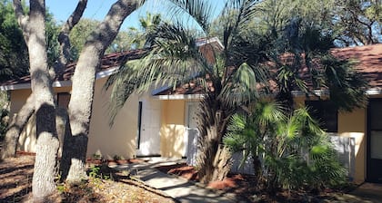 6 MIN. WALK TO THE BEACH! POOL & TENNIS CLEAN,2BR,2BA VILLA, 5-STAR REVIEWS!