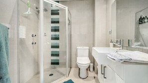 Combined shower/tub, towels