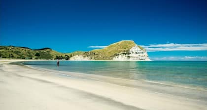 Quiet sun soaked house in Mahia beach