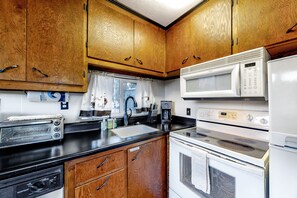 Kjøleskap, mikrobølgeovn, ovn og kokeplater