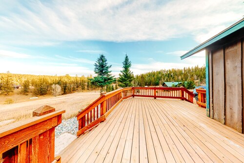Secluded retreat w/wood stove, free WiFi, mountain & valley views, washer/dryer