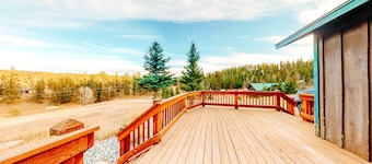 Secluded retreat w/wood stove, free WiFi, mountain & valley views, washer/dryer