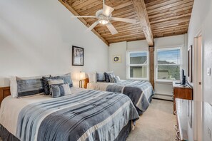 3 bedrooms, desk, iron/ironing board, travel cot - 🏔️Ski-In, Ski-Out~Hot Tub~Top Floor~Interlude 307🏔️ (Snowmass Village)