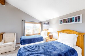 2 bedrooms, iron/ironing board, internet, bed sheets - Lofty condo with beautiful mountain & lake views plus wood fireplace (Silverthorne)