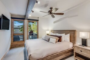 2 Schlafzimmer, Schreibtisch, Bügeleisen/Bügelbrett, Reisekinderbett