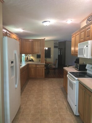 冷蔵庫、電子レンジ、オーブン、コンロ