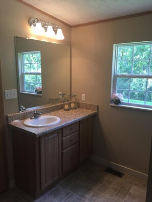 Ducha y bañera combinadas, toallas y papel higiénico