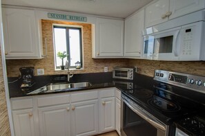 Kylskåp, mikrovågsugn, ugn och spishäll