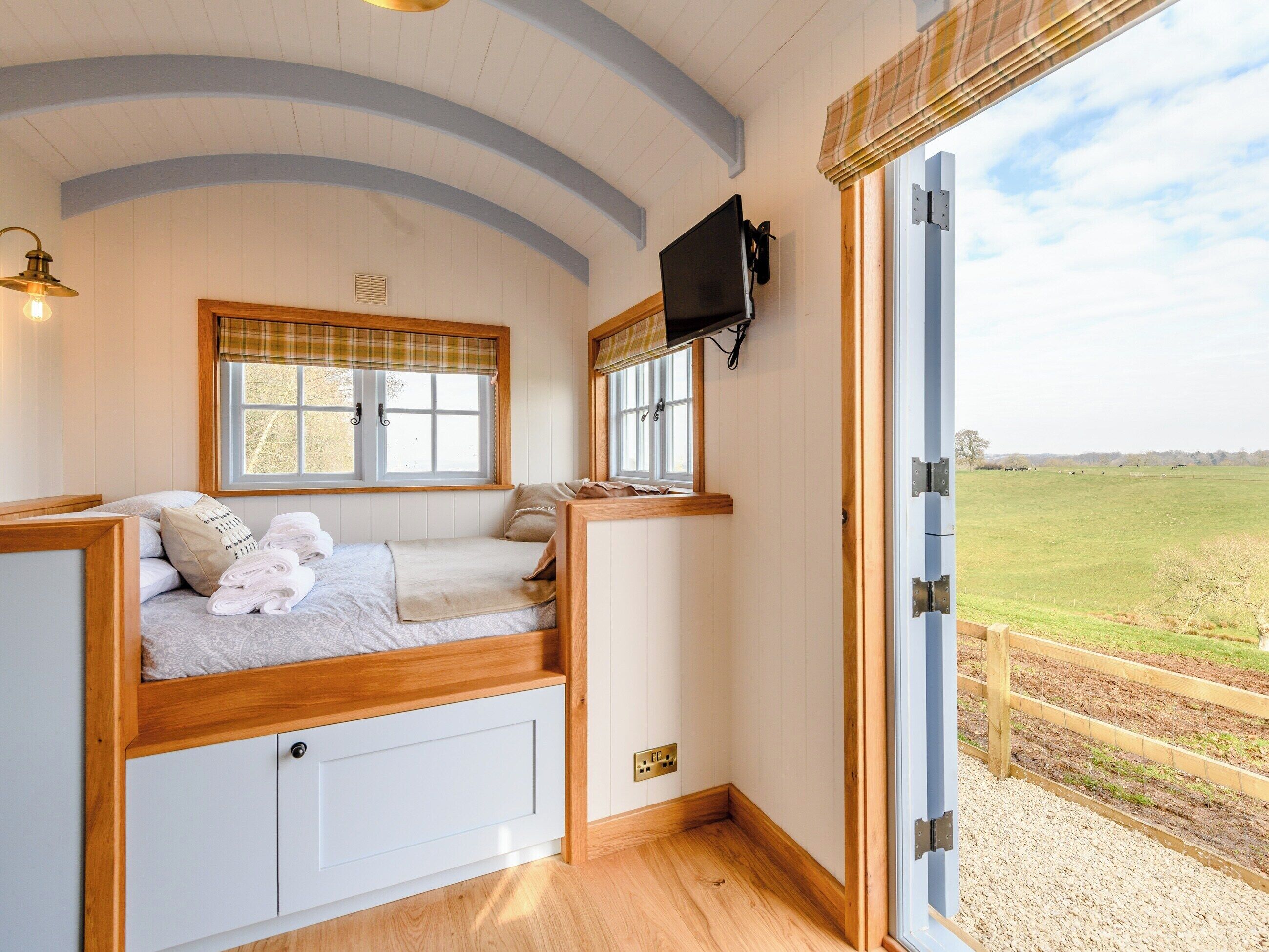 1 bedroom, bed sheets