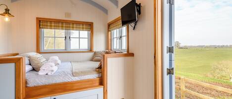 1 bedroom, bed sheets