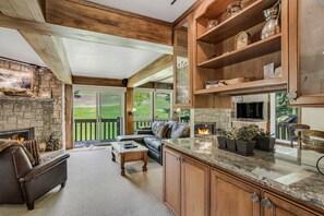 Smart TV, fireplace, DVD player - 🏔️Ski-In, Ski-Out Condo~Hot Tub~Interlude 205🏔️ (Snowmass Village)