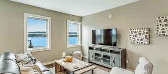 Charming Liberty Bay condo with bay views, high-speed WiFi, & washer/dryer