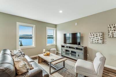 Charming Liberty Bay condo with bay views, high-speed WiFi, & washer/dryer