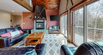 Secluded dog-friendly getaway with hot tub, game room, firepit, mountain views
