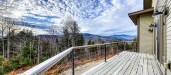 Secluded dog-friendly getaway with hot tub, game room, firepit, mountain views