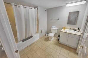 Combined shower/bathtub, hair dryer, towels