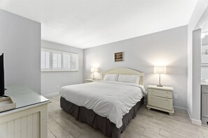 Condo, 1 King Bed with Sofa bed (The Summit 615) | 1 bedroom, iron/ironing board