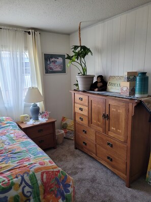 3 bedrooms, desk, iron/ironing board, travel crib - Relaxing home with landscaped back yard . Table and chairs outdoors. (Longmont)