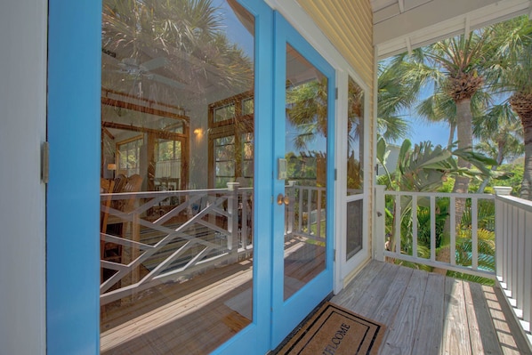 Terrace/patio - Wake up on the waters of Tampa Bay in a north Anna Maria home. (Anna Maria)