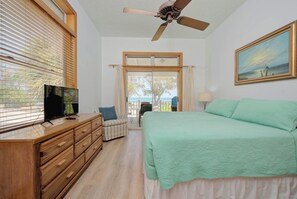 3 bedrooms, iron/ironing board, free WiFi, bed sheets - Wake up on the waters of Tampa Bay in a north Anna Maria home. (Anna Maria)