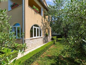 Exterior - Popular fully equipped modern one bedroom apartment in a top location in Porec, private terrace in the garden (Porec)