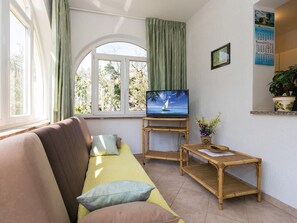TV - Popular fully equipped modern one bedroom apartment in a top location in Porec, private terrace in the garden (Porec)