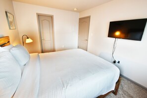 1 bedroom, free WiFi, bed sheets - Walk to Lake Rec Path! Corner Unit Close to Everything! 2 Hot Tubs (Frisco)