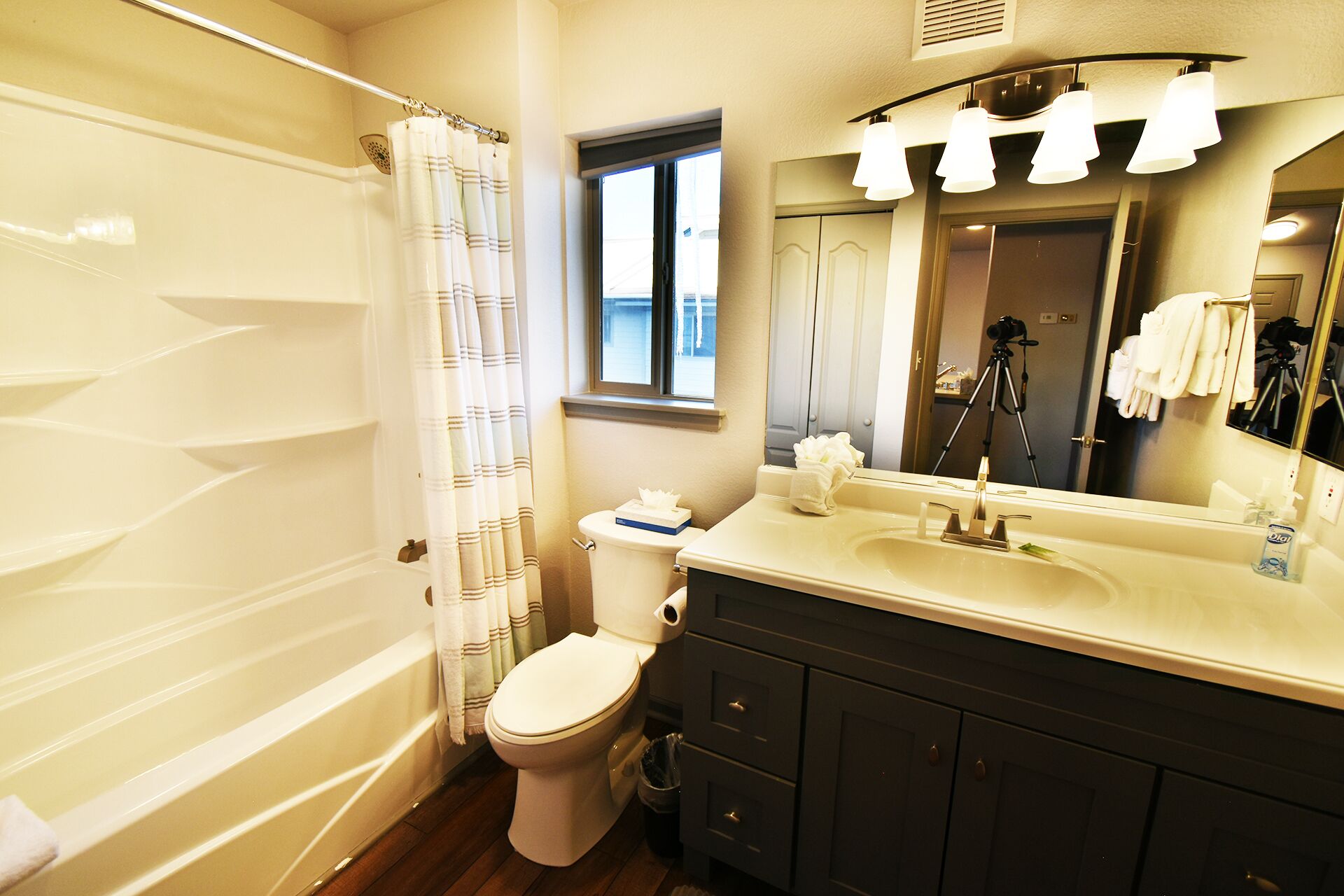 Une salle de bain avec une baignoire, des toilettes et un meuble-lavabo avec un miroir.