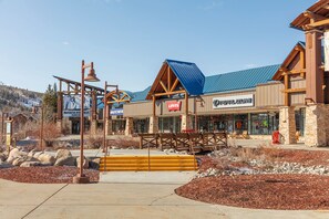 Un bâtiment abritant l’entrée d’une station de ski, avec notamment un télésiège, ainsi que des boutiques Levi’s et Pearl Izumi.