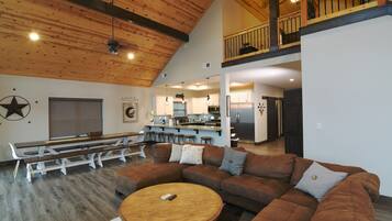 Télévision à écran plat, cheminée, enceintes connectées