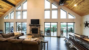 Télévision à écran plat, cheminée, enceintes connectées