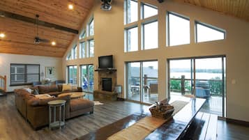 Télévision à écran plat, cheminée, enceintes connectées