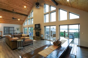 Flat-screen TV, fireplace, smart speakers - “Gray Wolf Lodge” - Luxury, Wheelchair Friendly Lakeview Home pickleball court (Lampe)