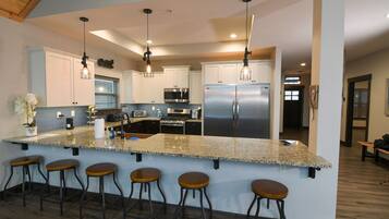 Grand réfrigérateur, micro-ondes, four, plaque de cuisson