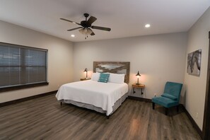 8 室のベッドルーム、旅行用ベビーベッド、WiFi、ベッドシーツ